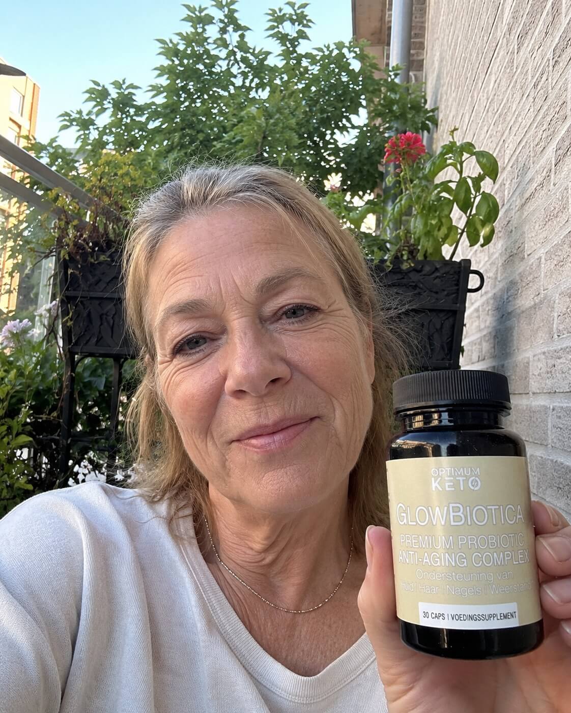 Vrouw met pot GlowBiotica